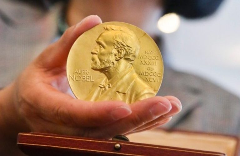 مغرب تايمز - بسبب جائحة كورونا الفائزون ب جائزة "نوبل" يستلمون جوائزهم ببلدانهم
