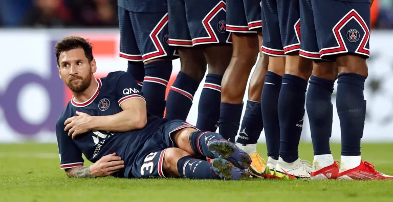 مغرب تايمز - ميسي يفترش الأرض ونيمار ساخرا منه :" ماذا تفعل هناك"؟