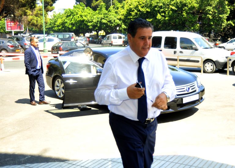 مغرب تايمز - أخنوش ينسحب من " الهولدينغ العائلي" حبا في السياسة؟ نشطاء : تسيير في الظل وتحصيل حاصل