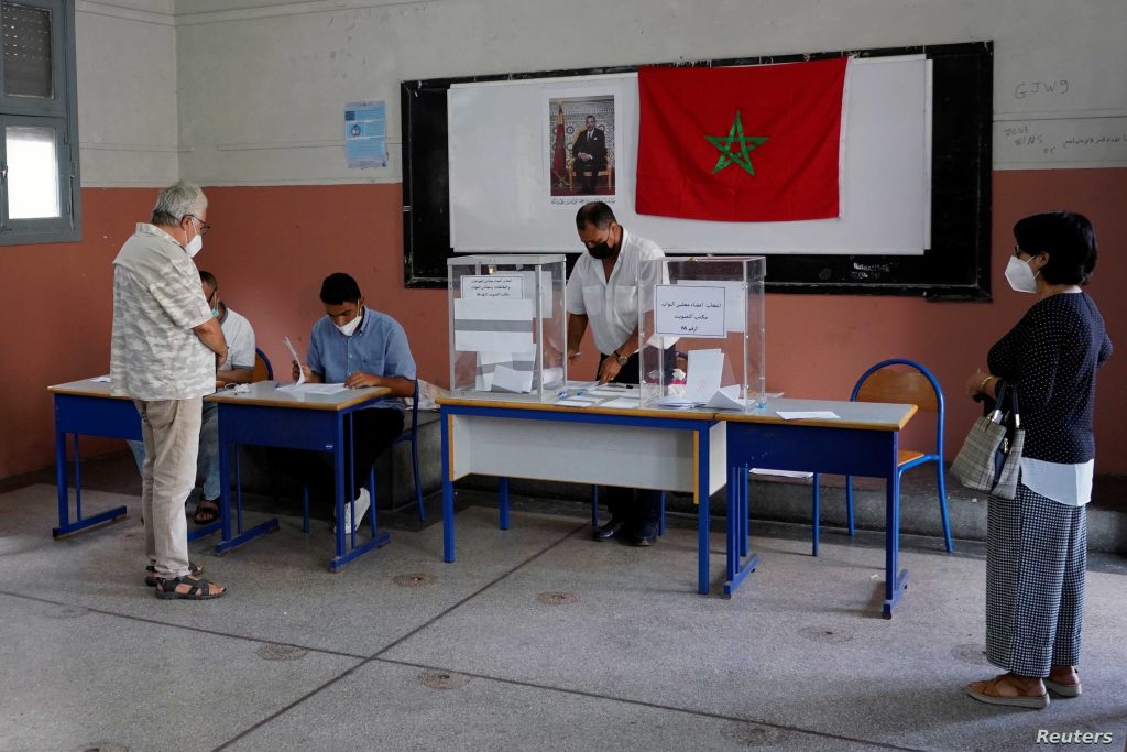 مغرب تايمز - فضيحة .. فيديو مواطنون يقتحمون مكتب للتصويت ويتلفون صناديق الإقتراع