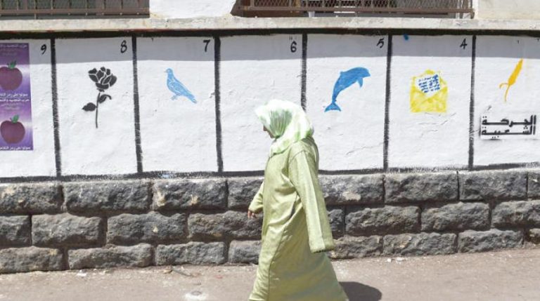 مغرب تايمز - نقل جماعي عبر "الحافلات والطاكسيات" .. تسهيلات أم طريق معبد لأصحاب الشكارة لإستمالة الناخبين؟