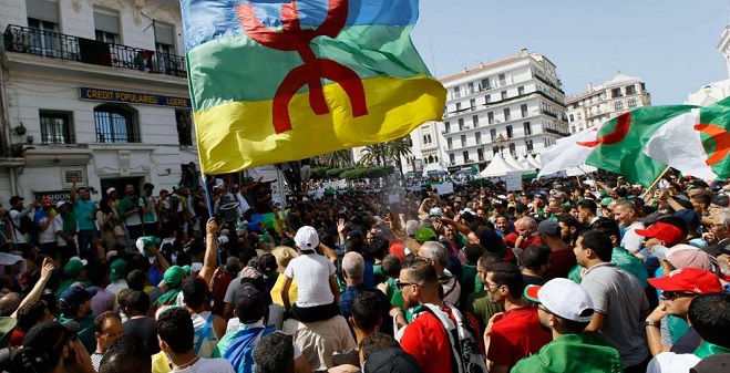 مغرب تايمز - مواجهات عنيفة بين الشرطة ومتظاهرين قبايليين في بجاية