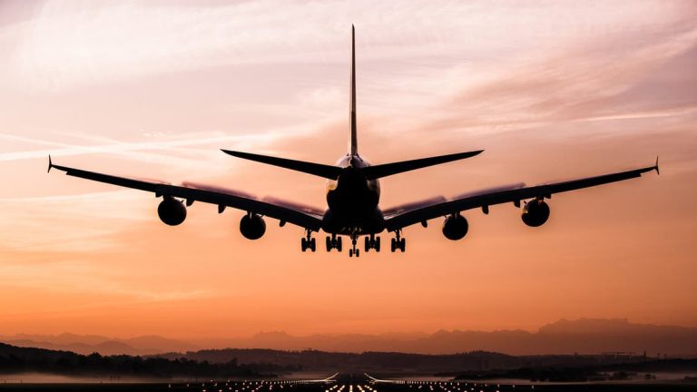 مغرب تايمز - السلطات المغربية تقرر تعليق الرحلات الجوية من وإلى فرنسا