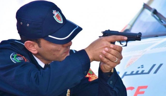 مغرب تايمز - "شرطي" يشهر سلاحه لتوقيف " مقرقب " هاجم حماما للنساء