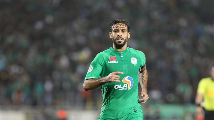 مغرب تايمز - متولي في "هستيرية" من الغضب يرمي بقنينة على مسؤولي الفندق بأكادير