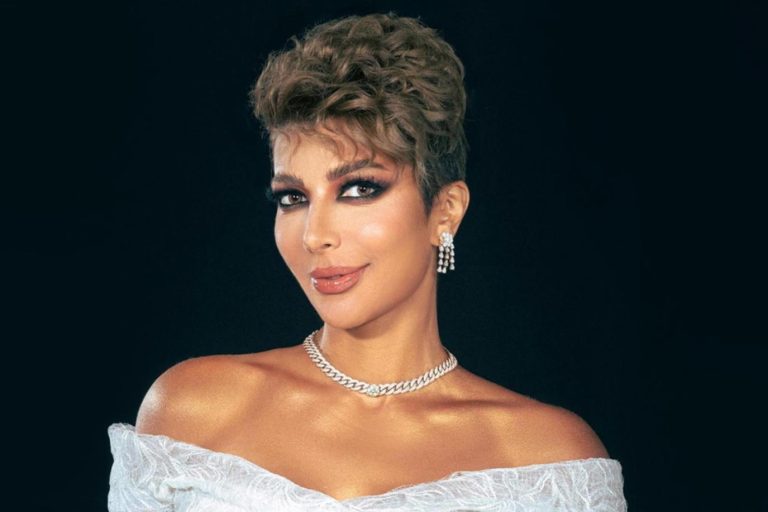 مغرب تايمز - أصالة نصري تقبل زوجها على السجادة الحمراء بالسعودية (فيديو)