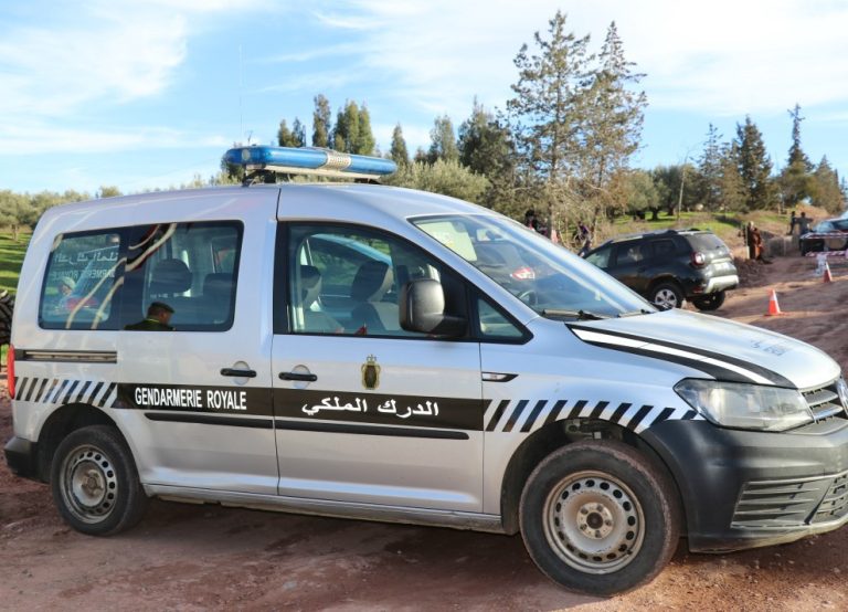 مغرب تايمز - توقيف سيارة " ترانزيت " محملة بمواد مهربة بسيدي بيبي