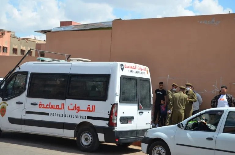 مغرب تايمز - إعتقال بائع متجول رفقة تلميذة في وضعية مخلة للآداب بسبت الكردان