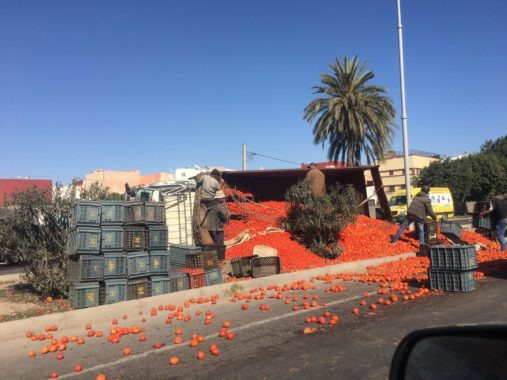 مغرب تايمز - إنقلاب شاحنة بأيت ملول يفجر مفاجأة غير "متوقعة"