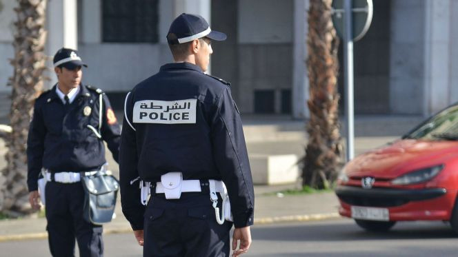 مغرب تايمز - ضبط شرطي بحوزته "الحشيش" يجر إلى تفكيك شبكة لتزوير "جوازات التلقيح"