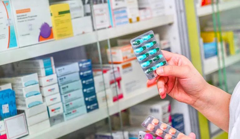 مغرب تايمز - شح الأدوية.. يكبد المواطنين "ماراطون" التنقل بين الصيدليات