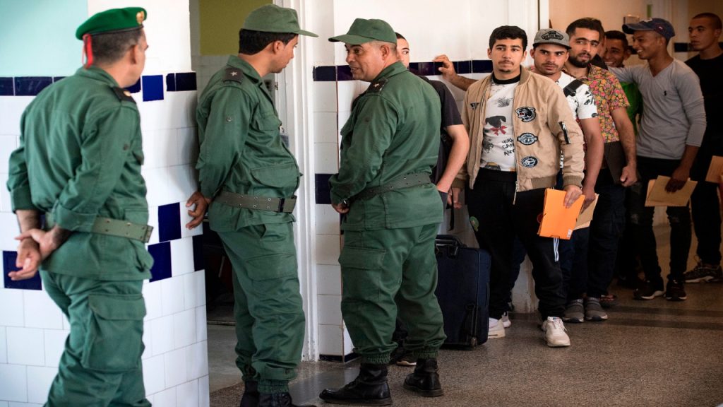 مغرب تايمز - إقبال كثيف للشباب على الخدمة العسكرية ووعي كبير لدى الأباء بأهميتها