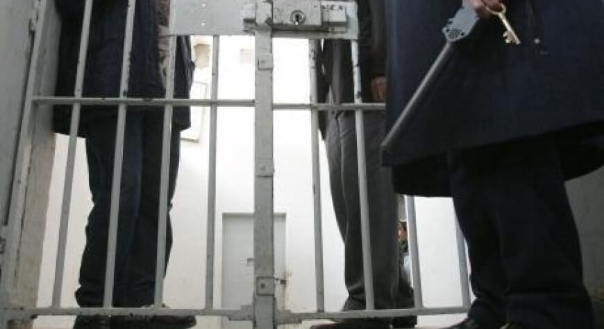 مغرب تايمز - تفكيك شبكة"تزوير الجوازات".. يجر 5 ممرضين إلى السجن