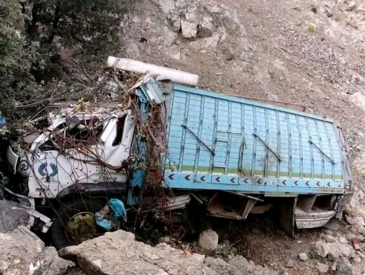مغرب تايمز - إنقلاب شاحنة بنمعرجات تارودانت
