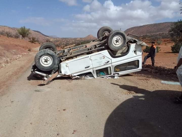 مغرب تايمز - كاط كاط لرئيسة الجماعة وسيارة إسعاف متهالكة للمواطنين بإيموزار