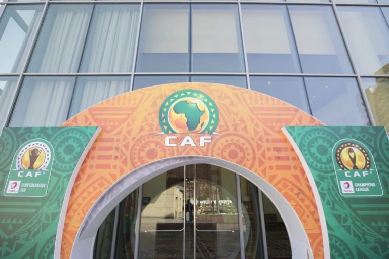 مغرب تايمز - "الكاف"ينفي وجود تلاعبات في فحوصات اللاعبين الخاصة بكورونا