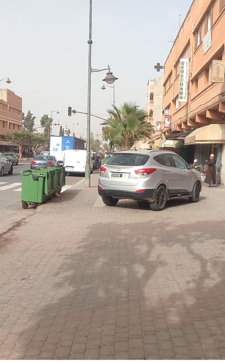 مغرب تايمز - سيارة رئيس جماعة على الرصيف في وضع "مستفز"