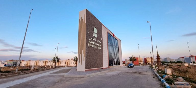 مغرب تايمز - مواطن يشيد مكتبة من ماله الخاص ويفتحها في وجه العموم بالناظور