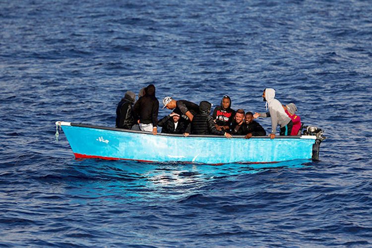 مغرب تايمز - مسؤولون وضباط الشرطة الجزائرية يهاجرون في قوارب الموت نحو إسبانيا