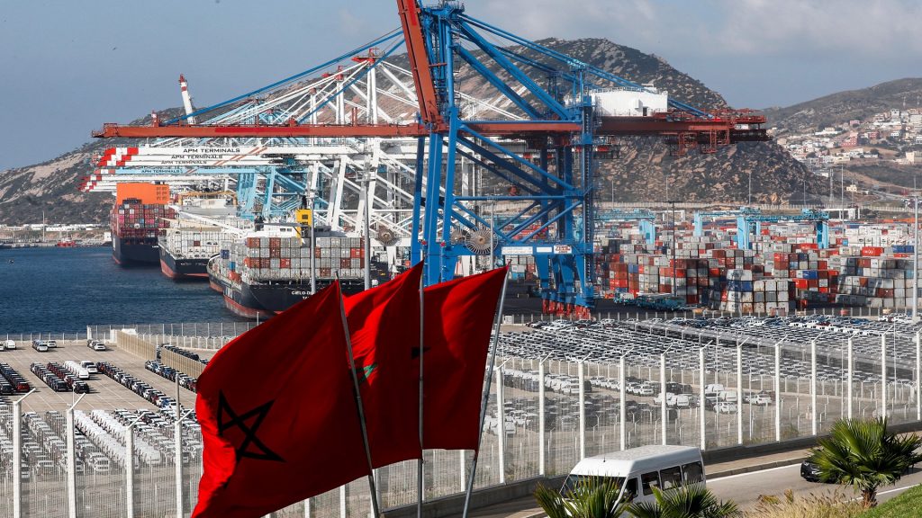 مغرب تايمز - حاجيات سيولة متفاقمة وآلاف مناصب الشغل مفقودة.. وزارتا الصحة والمالية يهددان الإقتصاد بالإنهيار