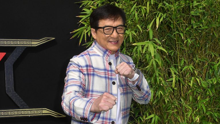 مغرب تايمز - جاكي شان يشارك في مسيرة الشعلة للألعاب الأولمبية للمرة الثانية