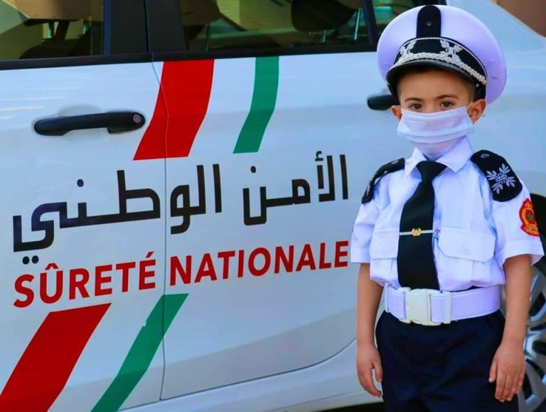 مغرب تايمز - الحموشي يحقق حلم طفل بإرتداء زي الشرطة في تزنيت
