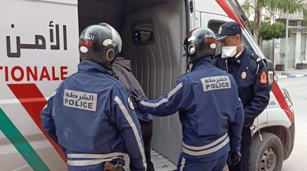 مغرب تايمز - إعتقال شخص إنتحل صفة ضابط في جهاز " الديستي " للنصب على المواطنين بإنزكان