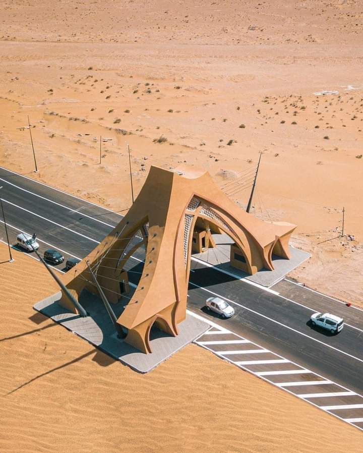 مغرب تايمز - شخصيات مدنية وعسكرية تشرف على إفتتاح أكبر خيمة صحراوية بمدخل مدينة العيون