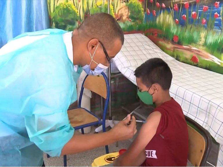 مغرب تايمز - مدرسة "تجبر" التلاميذ على التلقيح.. والوزارة تدخل على الخط