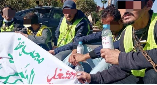 مغرب تايمز - عاطلون عن العمل ينفذون انتحار جماعي أمام مقر الجماعة