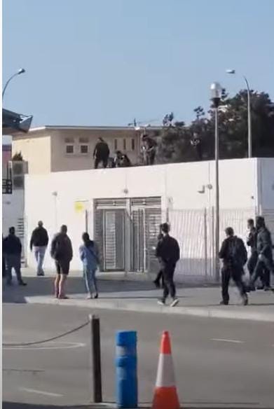 مغرب تايمز - مهاجر مغربي يتسلق مبنى الجمارك ويتسبب في إصابة أمنيين وشرطي