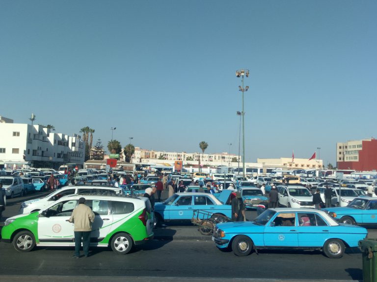 مغرب تايمز - إنزكان.. "غضب عارم" بسبب رفض سيارات الأجرة تقليص تسعيرة النقل