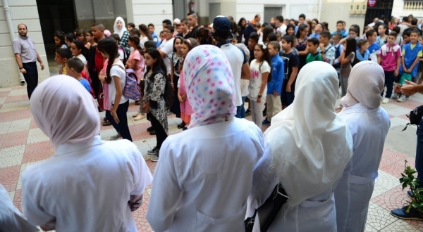 مغرب تايمز - التماطل في أداء الأجور يخرج أساتذة مدرسة خاصة للإحتجاج بتيكيوين