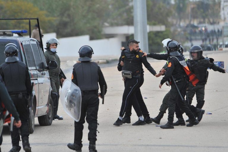 مغرب تايمز - غضب جماهيري يتسبب في أعمال شغب خطيرة بمركب مولاي عبد الله بالرباط