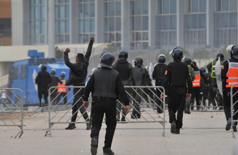 مغرب تايمز - غضب جماهيري يتسبب في أعمال شغب خطيرة بمركب مولاي عبد الله بالرباط