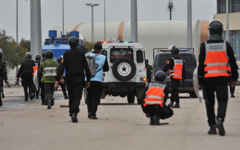 مغرب تايمز - غضب جماهيري يتسبب في أعمال شغب خطيرة بمركب مولاي عبد الله بالرباط