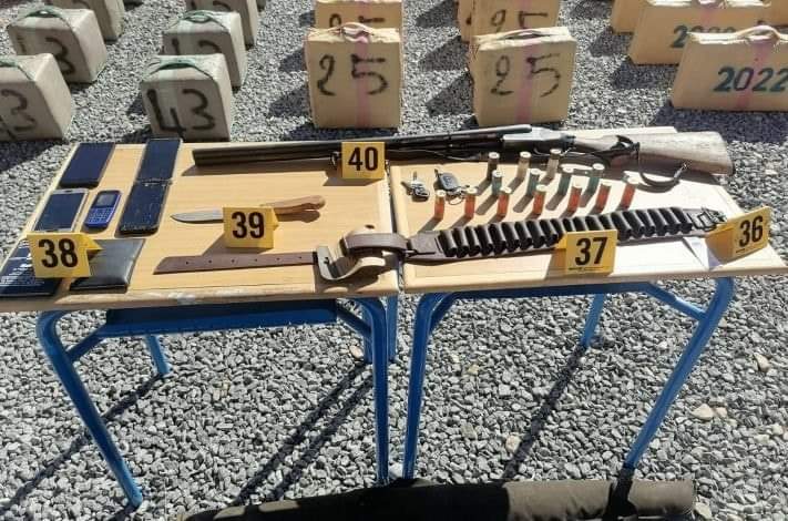 مغرب تايمز - حجز سلاح ناري وطنين من المخدرات وإعتقال 3 أشخاص