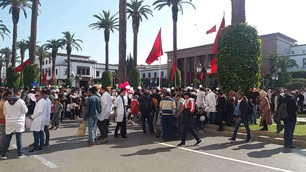 مغرب تايمز - استمرار "معركة" الأساتذة أمام البرلمان