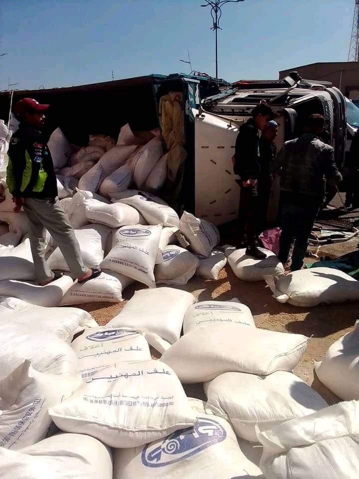 مغرب تايمز - إنقلاب شاحنة محملة بالأعلاف بسبت الكردان