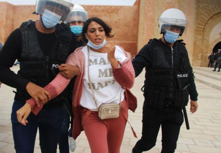 مغرب تايمز - الأساتذة المتعاقدين يصعدون ضد الأحكام الصادرة في حق 45 منهم