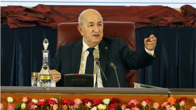 مغرب تايمز - الجزائر تخرج عن صمتها.. وتعتبر الإنقلاب الإسباني "خيانة"