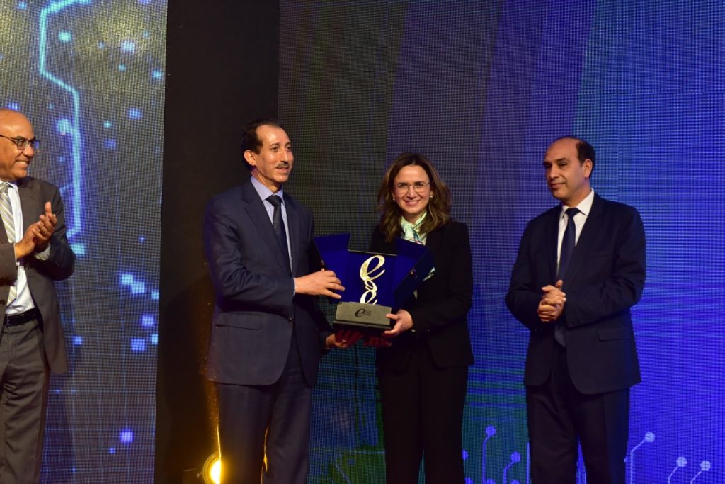 مغرب تايمز - الداكي ينال جائزة "إمتياز 2021" عن خدمة الشكاية الإلكترونية