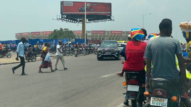 مغرب تايمز - ازدحام كبير في محيط"ملعب الشهداء" يسبق صافرة مباراة المغرب