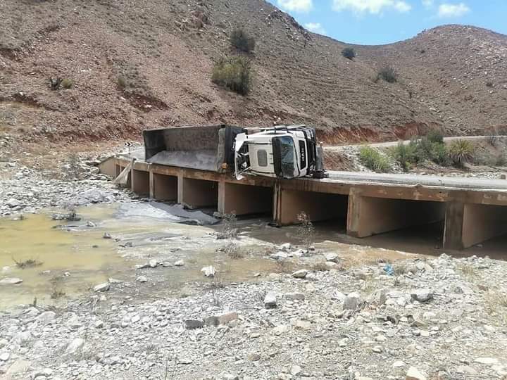 مغرب تايمز - منعرجات خطيرة تقلب شاحنة ضواحي تزنيت
