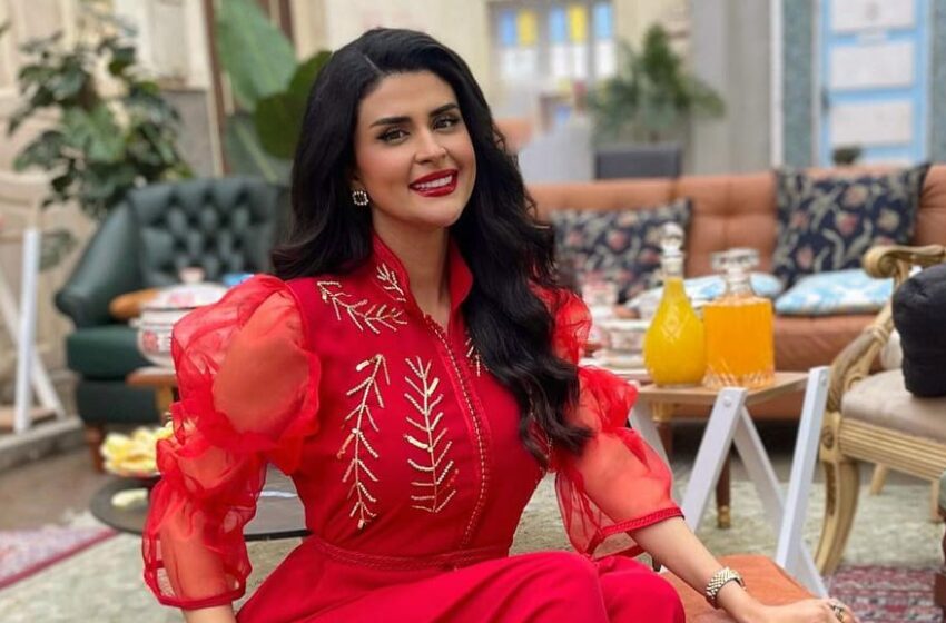 مغرب تايمز - سلمى رشيد تؤدي جينيريك سيتكوم " زنقة السعادة"