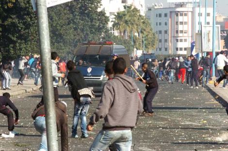 مغرب تايمز - إعتقال 84 شخصا ضمنهم 56 قاصرا عقب مباراة الفتح الرباطي وحسنية أكادير