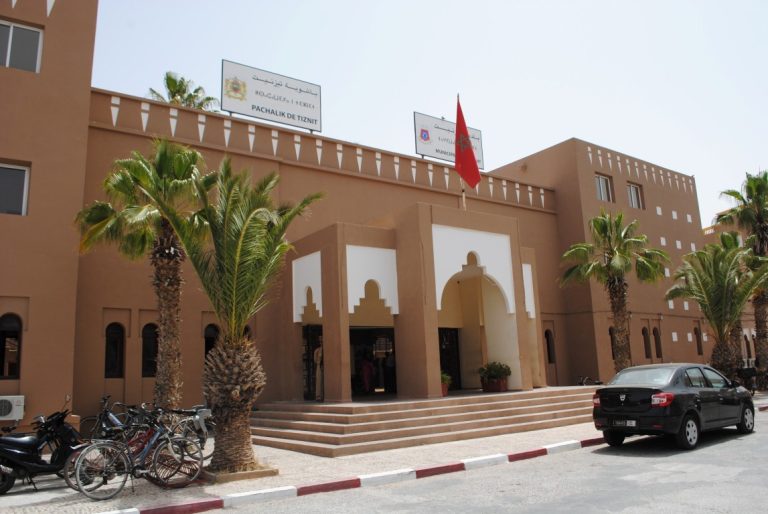 مغرب تايمز - سجلات بلدية تيزنيت تجر "عضو" جماعة إلى المحكمة