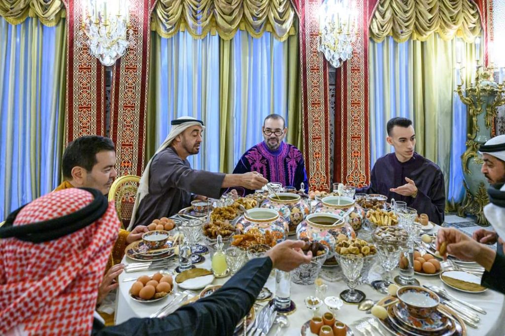 مغرب تايمز - الملك محمد السادس يستقبل سمو الشيخ محمد بن زايد آل نهيان بالإقامة الملكية بسلا