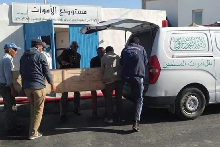 مغرب تايمز - إهمال طبي يؤدي إلى دفن ميت بالصويرة برٍجل واحدة