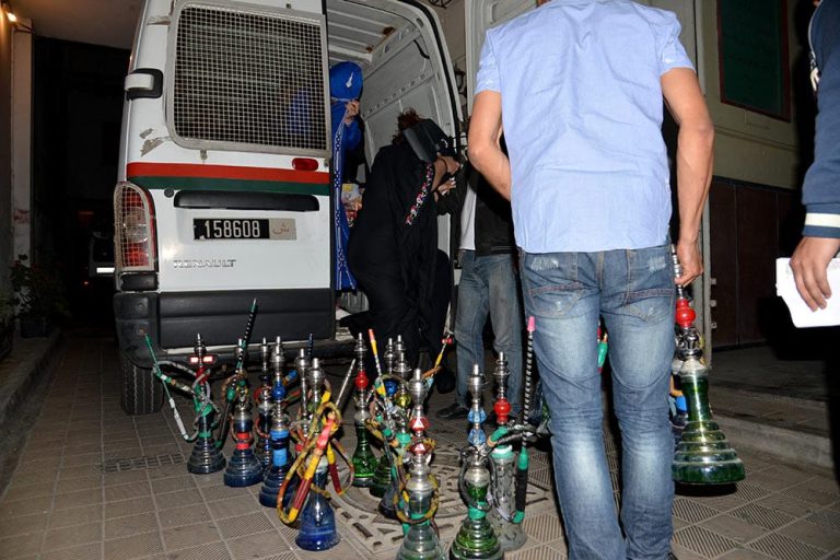 مغرب تايمز - السلطات تشن الحرب على مقاهي الشيشا بأكادير